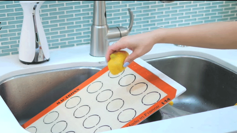 How-To-Go-About-Cleaning-The-Silicone-Baking-Mats-With-Lemon-Juice